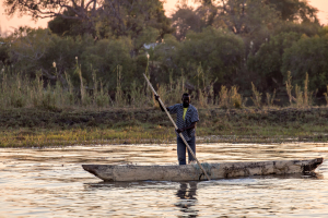 16.7. Chobe River Sunset Tour - Fischer im Einbaum