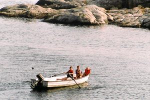 Die drei Kinder im Boot. Rudern durften Sie alleine.