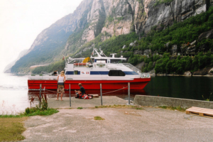 ... durch den engen Lysefjord.