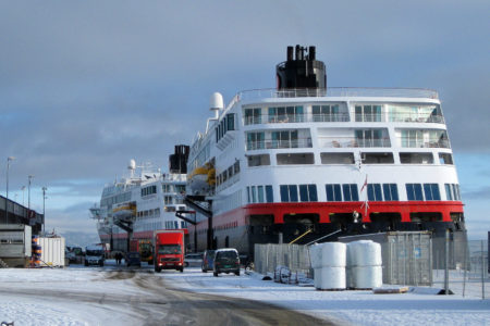 In Trondheim das baugleiche Schwesterschiff, die MS Midnatsol (hinten im Bild). Hier kann man den Balkon unserer Suite sehen - links, zweite von oben.