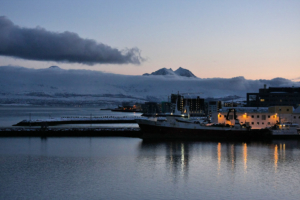 Ausfahrt aus Tromsø im Abendlicht