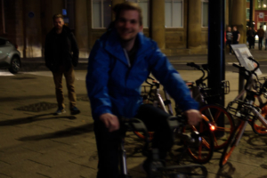 14.4.2018: Daniel leiht ein Fahrrad