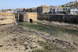 20.4.2019 - Abschied von Porthleven - Springtide, wir durchqueren das äußere Hafenbecken