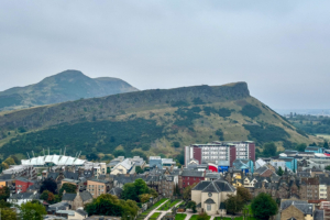 23.9.2024 - Edinburgh, Blick vom Calton Hill zum Arthur&#039;s Seat